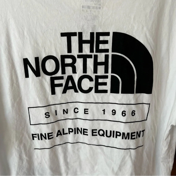 The North Face men’s classic logo shirt size Mediuma - Picture 3 of 4